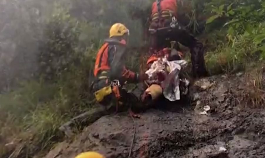 Rescuers climb up the mountain after locating the hikers on Aug. 26 Screenshot: Apple Daily