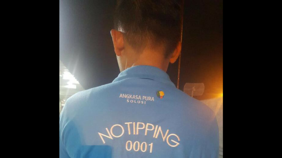 The new “airport helper” uniforms at Soekarno-Hatta Airport makes it clear that no tips are needed for their services. Photo: Muhammad Awaluddin / Facebook