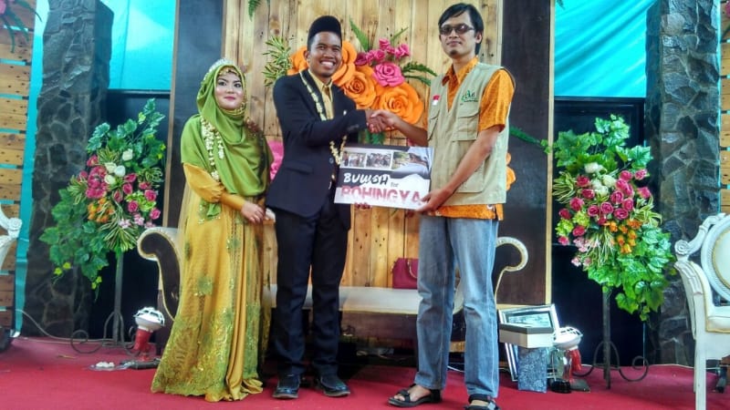 Newlyweds Fudhla Zahida and Miqdad Robbani donating all the money they received at their wedding to charity organization Laznas LMI. Photo: Laznas LMI via Kumparan