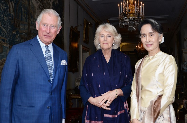 Britain’s Prince Charles and Camilla greet Aung San Suu Kyi in London on May 5, 2017. / AFP PHOTO / POOL / John Stillwell