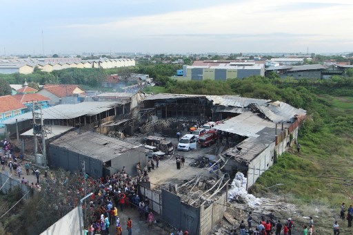 This picture shows a general view of a firecracker factory that burned down in Tangerang Kota, Banten province on October 26, 2017. 
At least 47 people have been killed and dozens more injured in a blaze that tore through a fireworks factory outside Jakarta, police said, triggering explosions and sending plumes of black smoke into the air. / AFP PHOTO / DEMY SANJAYA