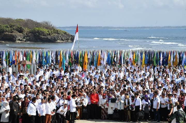 University officials and President Joko Widodo (center) came together in Bali for an anti-radicalism conference and declaration in Nusa Dua Bali in September. Photo: Vensca Virginia Ginsel / Facebook 