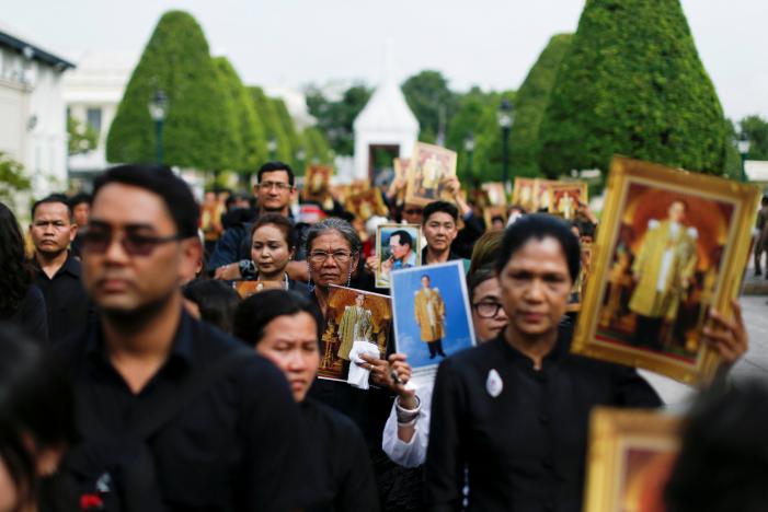 Mourners line up to get into the Throne Hall at the Grand Palace for the first time to pay respects in front of the golden urn of Thailand’s late King Bhumibol Adulyadej in Bangkok, Thailand, October 29, 2016. Photo: Jorge Silva/ Reuters