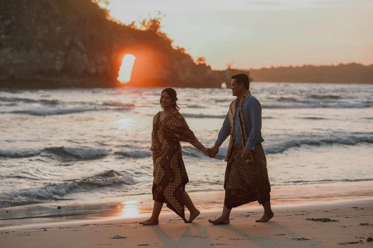 Kahiyang Ayu and her fiance, Bobby Affif Nasution hold hands on a beach in Bali’s Nusa Penida. Photo via Instagram/@ayanggkahiyang