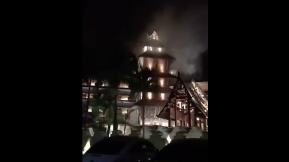 Smoke rises from the Kandawgyi Palace Hotel at around 3am on October 19, 2017, before the fire was reported to the Fire Services Department. Source: Facebook / Ko Kaung Htut 