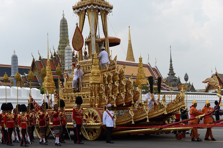 The Royal Urn is carried in the Royal Chariot during the funeral procession for the late Thai king Bhumibol Adulyadej in Bangkok on October 26, 2017. AFP PHOTO / Anthony Wallace