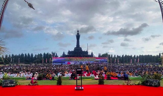 Thousands from different faiths join together in prayer for safety for Bali from a volcanic eruption in Denpasar. Photo via Instagram/@ekasupriani