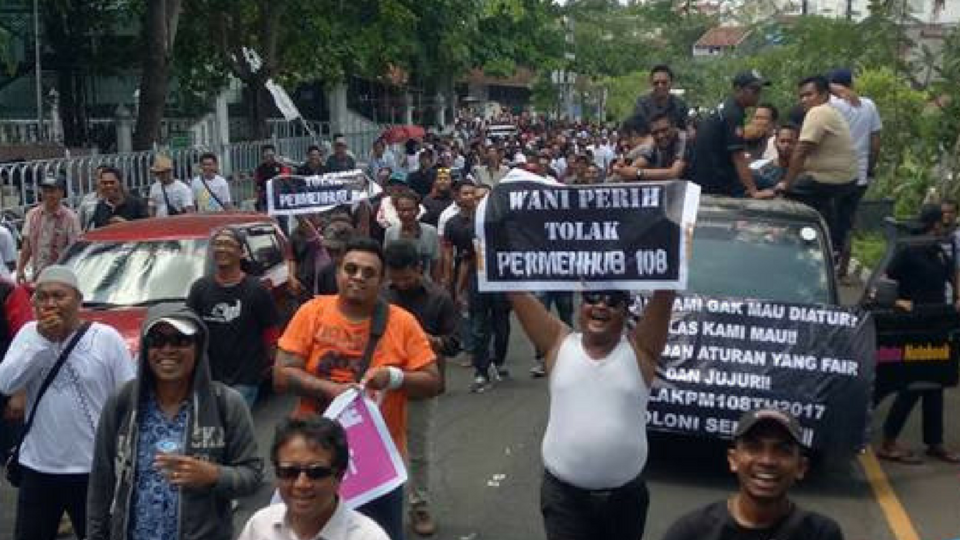 Ride-hailing drivers protesting the government’s new regulation on their industry on Oct 31 in Jogjakarta. Photo: Yaser Anna / Facebook