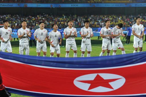 Football players of North Korea applaud after their national anthem prior to the group stage football match between North Korea and Niger in the FIFA U-17 World Cup in Kochi on October 7, 2017.
The FIFA U-17 Football World Cup is taking place in India from October 6 to 28. / AFP PHOTO / Manjunath KIRAN