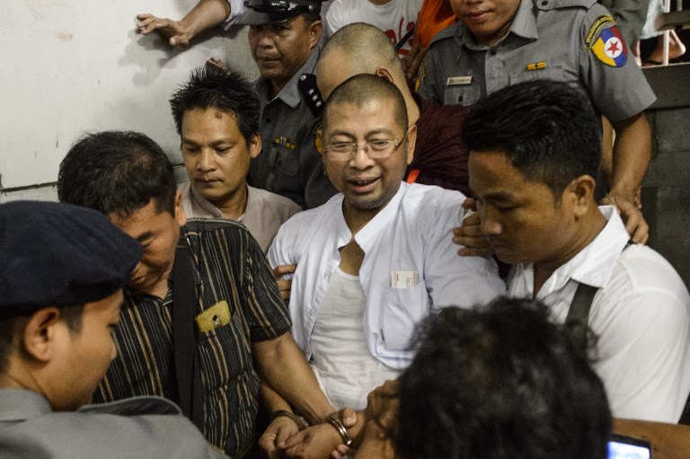 Ultra-nationalist monk Pamaukkha (C) leaves following a court appearance in Yangon on November 14, 2017. / AFP PHOTO / YE AUNG THU