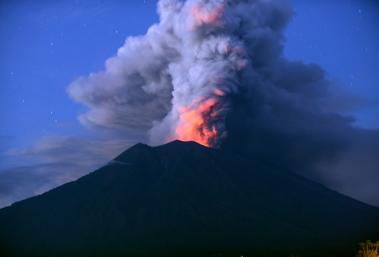 A general view shows Mount Agung erupting seen at night from Kubu sub-district in Karangasem Regency on Indonesia’s resort island of Bali on November 28, 2017. Photo: Sonny Tumbelaka/AFP