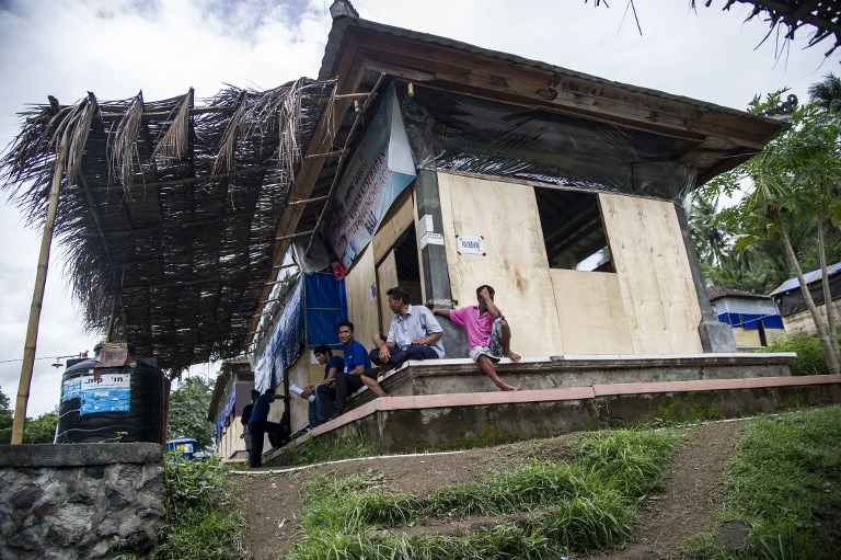 Villagers gather at an evacuation center in Karangasem on the Indonesian resort island of Bali on November 30, 2017. Photo: Juni Kriswanto