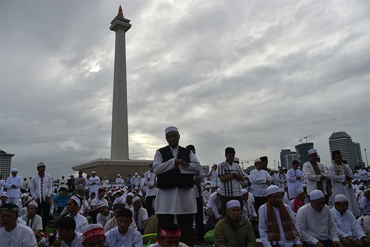 Protesters gather at Jakarta’s National Monument park as part of a rally against Jakarta’s former Christian Governor Basuki “Ahok” Tjahaja Purnama on December 2, 2016. Photo: AFP 