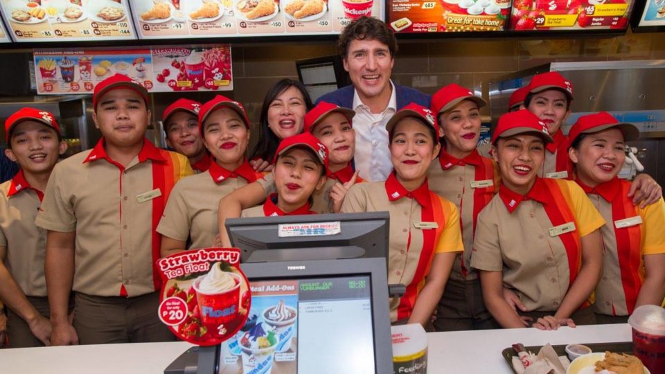Canadian Prime Minister Justin Trudeau poses with Jollibee staff and crew during his visit to the North Harbour branch after arriving in Manila on Sunday (Nov 12, 2017) for the ASEAN Summit. PHOTO: Facebook/Jollibee