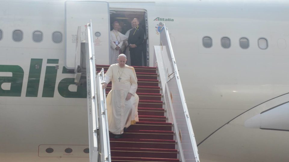 Pope Francis arrives in Yangon on November 27, 2017. Photo: MOI