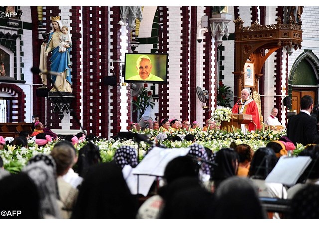 Pope Francis leads mass at the St. Mary’s Cathedral in Yangon on November 30, 2017. / Vincenzo PINTO / AFP /