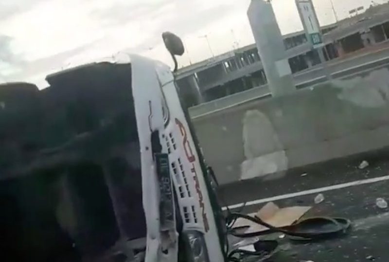 A minibus flipped over on the Bali Mandara Toll road on Nov. 4, 2017. Photo via Info Denpasar/@ @nadyahrputrii