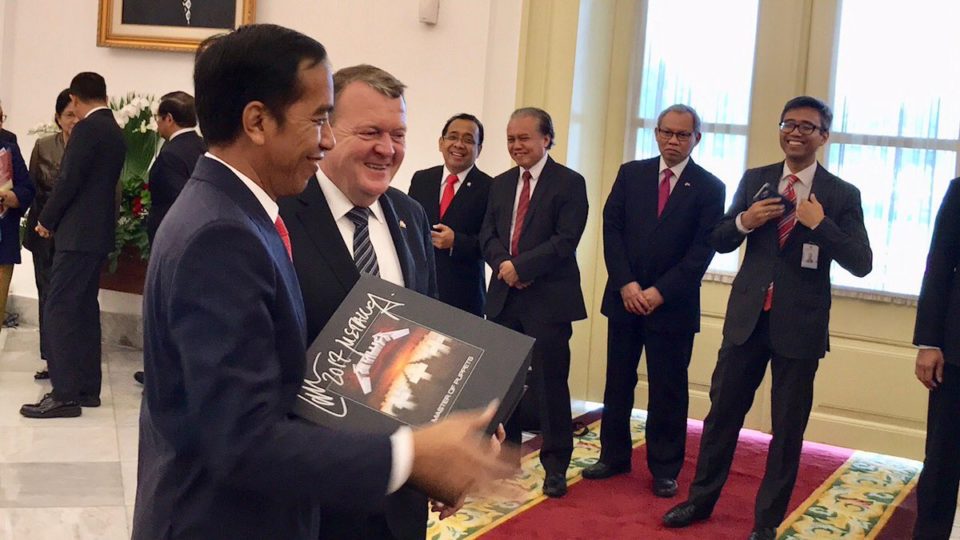 Indonesian President Joko Widodo being presented with a Metallica box set by Danish Prime Minister Lars Løkke Rasmussen. Photo: @larsloekke / Twitter