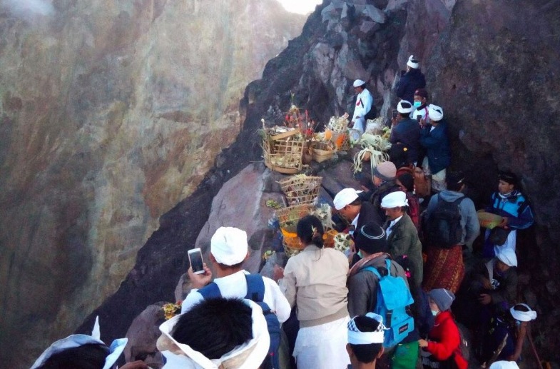Priests and Balinese villagers gather at Mount Agung’s crater for prayers during the 10-day Galungan festival. Photo via Twitter/@Sutopo_BNPB
