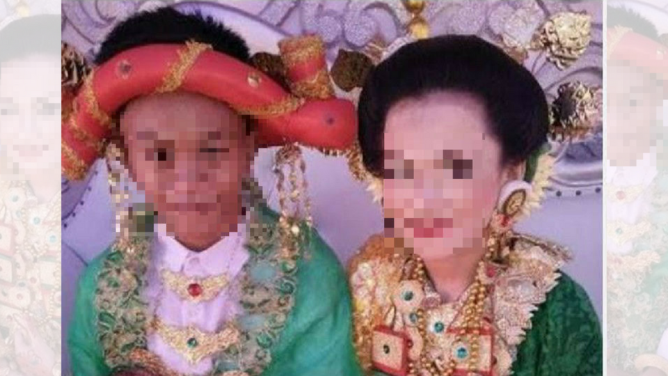 A viral photo showing two 16-year-olds getting married in West Sulawesi, Indonesia. Photo: Facebook