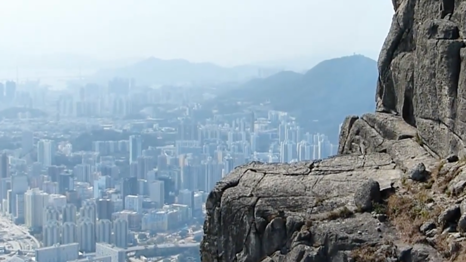 A view on Hong Kong from a cliff on Kowloon peak. Screengrab via YouTube/Moducking Jasso.