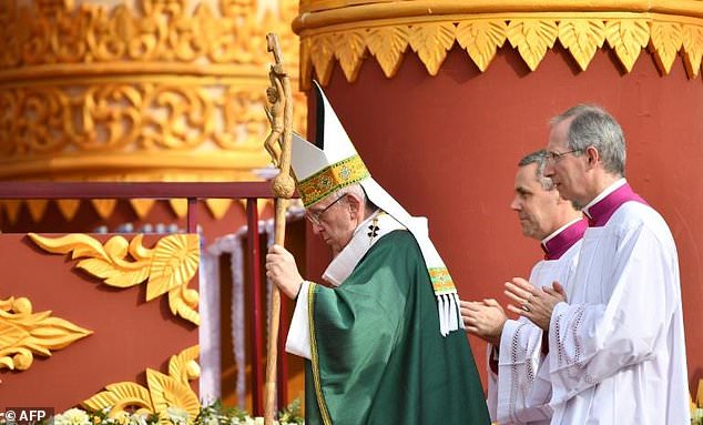 Pope Francis arrives to say mass to the Catholic faithful in Yangon on November 29, 2017. / Vincenzo PINTO / AFP /