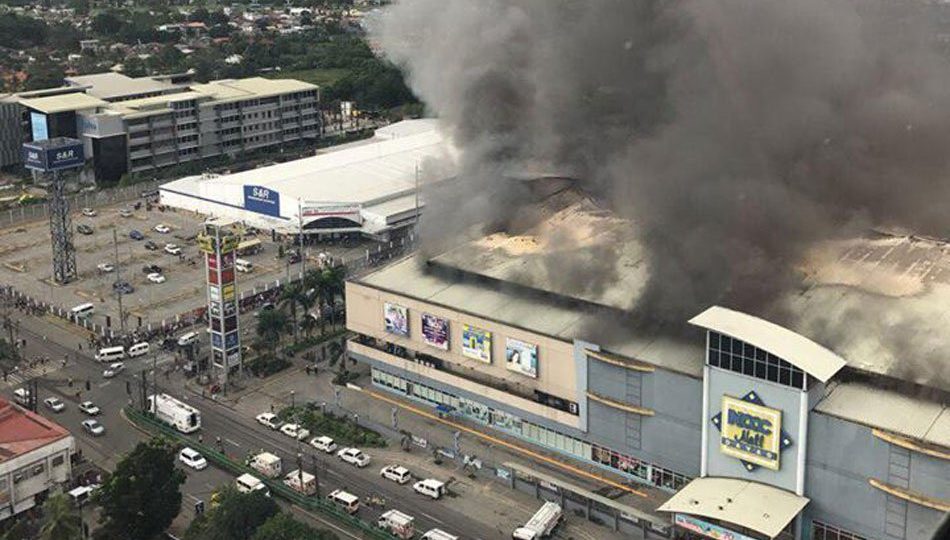 Davao City’s NCCC Mall on fire on Saturday, Dec 23, 2017. Photo courtesy of Special Assistant to the President Christopher Go