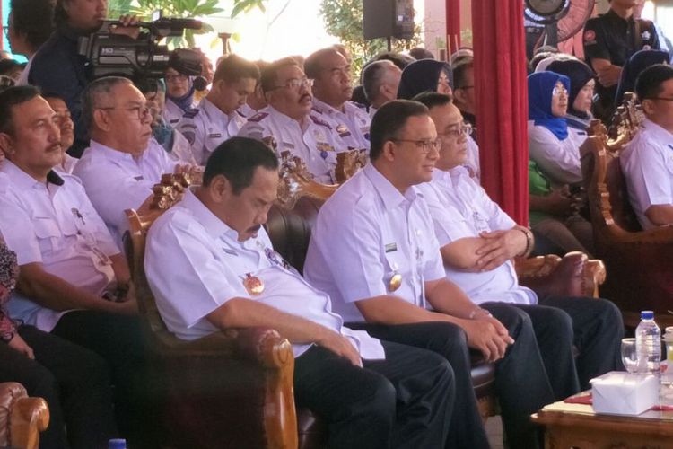 West Jakarta Mayor Anas Effendi allegedly falling asleep next to Governor Anies Baswedan during an official event on December 5, 2017. Photo: Video screenshot