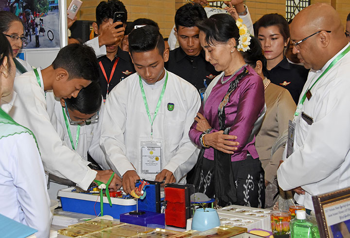 State Counsellor Aung San Suu Kyi visits a school. Photo: MOI