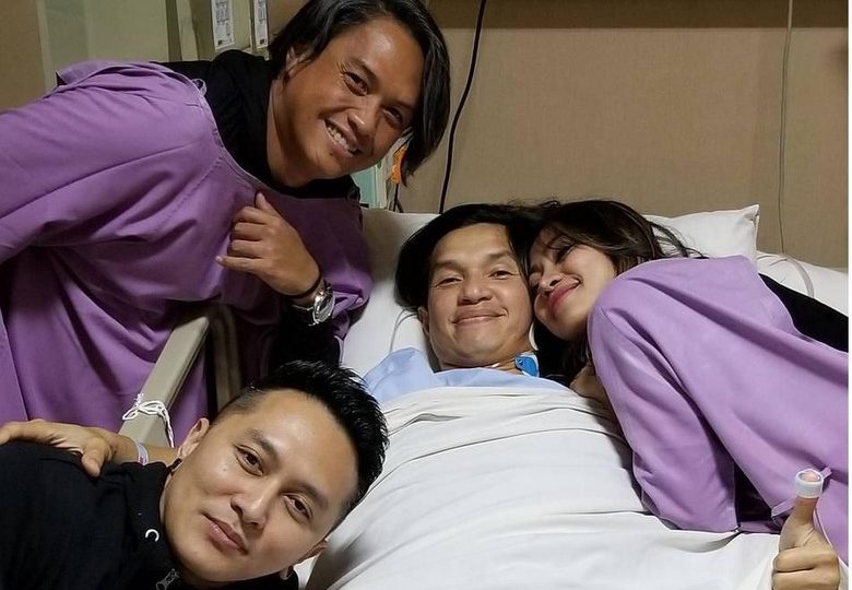 Edison Wardhana on his hospital bed being surrounded by his wife (right), his brother (top left) and Demian Aditya (bottom left). Photo: Instagram/@nanditho