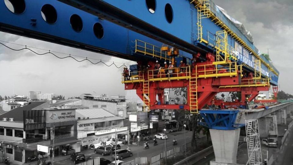 A progress photo in October 2017 of the elevated LRT line in Kelapa Gading posted by LRT Jakarta contractor PT Wijaya Karya.