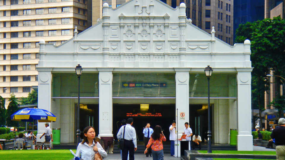 Entrance to Raffles Place MRT Station. Photo: Wikipedia/Mailer_Diablo/Slivester