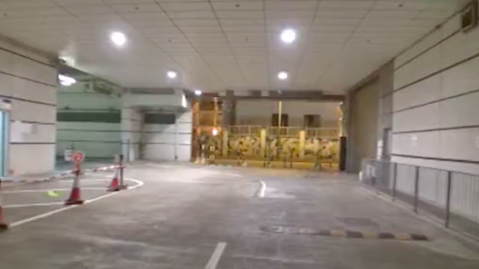 Inside Yau Tong Center bus terminus. Photo via Apple Daily.