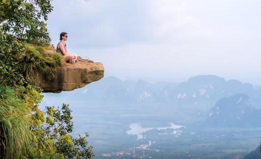 A dangerous photo op popular with visitors. Photo: Youtube.