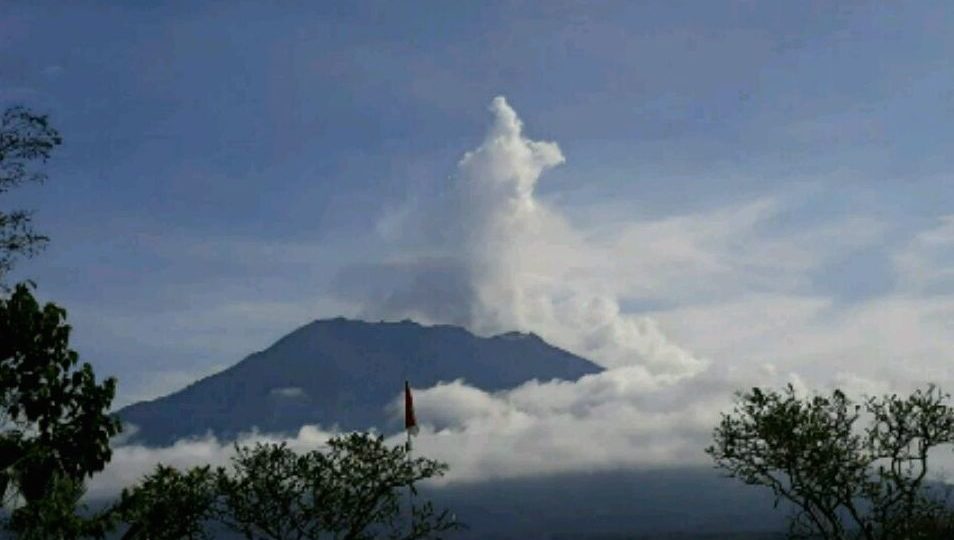 Mount Agung, as seen on Dec. 5, 2017. Photo via Sutopo Purwo Nugroho/BNPB