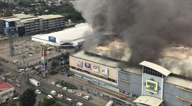 Davao City’s NCCC Mall on fire on Saturday, Dec 23, 2017. Photo courtesy of Special Assistant to the President Christopher Go