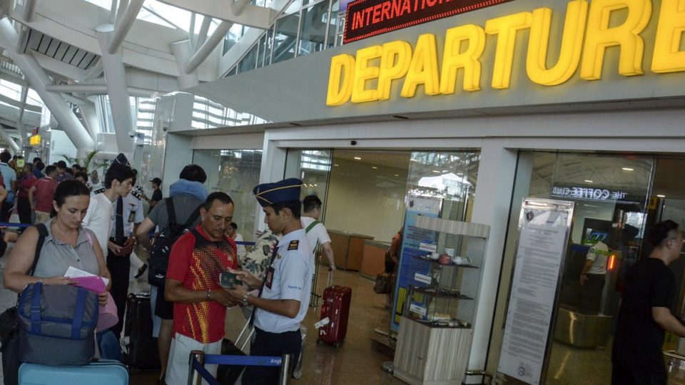 Tourism businesses should start by communicating precisely what they are going to do about the situation to the customer – quickly and clearly, to reduce uncertainty and avoid confusion. Photo: Gede Surya/AAP.
