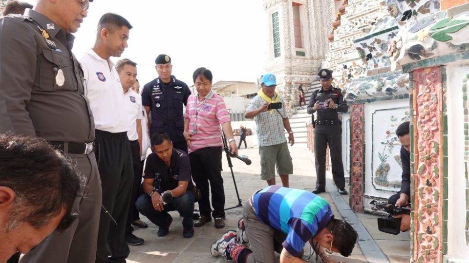 Noranontha Norakamin apologizes at Wat Arun. Photos: Tourist Police. 