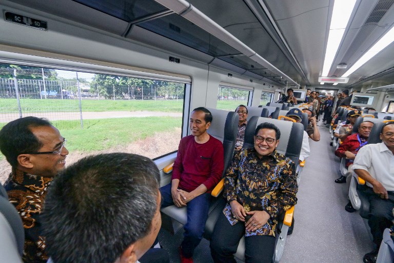 Indonesia’s President Joko Widodo (3rd L) sits in the newly launched airport train along the train line linking Soekarno-Hatta International Airport to the city centre in Tangerang, on the outskirts of Jakarta, on January 2, 2018.
Jakarta launched the first train connecting its international airport to the city centre on January 2 as the sprawling Indonesian capital moves to tackle the gridlock that can make the trip an hours-long headache. / AFP PHOTO / BIMA SAKTI