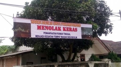 A banner in Bogor stating the Muslim residents of Griya Parungpanjang reject homes becoming places of worship for non-Muslims. Photo: KristenAlkitabiah / Facebook