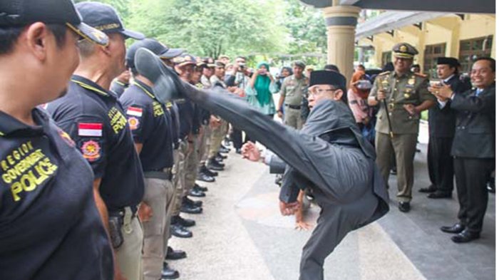 Mataram Mayor Ahyar Abduh kicking a Satpol PP officer on January 17, 2018. Photo: Lombok Post