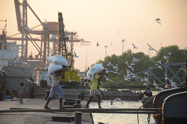 Workers prepare rice for export in Oct. 2017. Photo: MOI