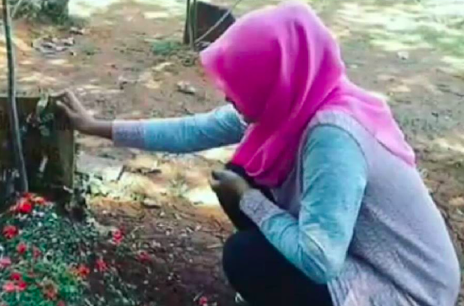 An Indonesian woman sitting by her fiancé’s grave after he passed away on December 19, 2017 due to a lung disease believed to be caused by secondhand smoke. Photo: Facebook