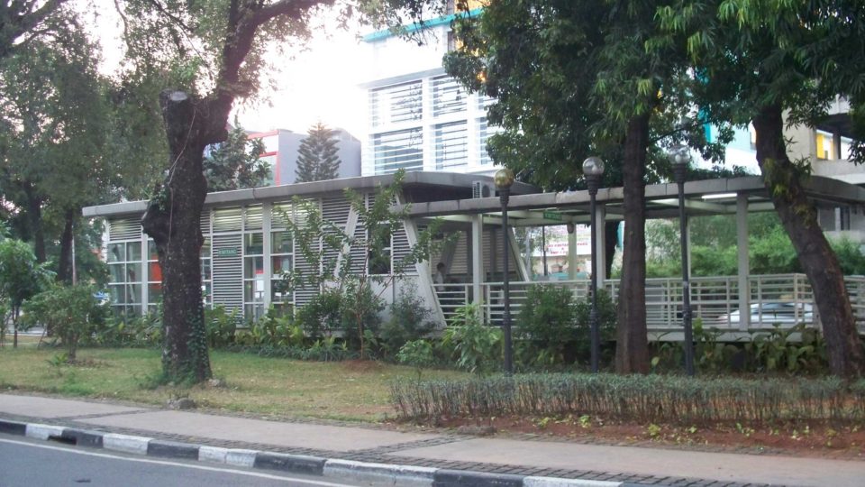 Busway lane and stop in Jakarta. Photo: Wikimedia Commons