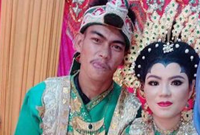 Nokies and Anhy pose for a photo on their wedding day. Photo: Detik