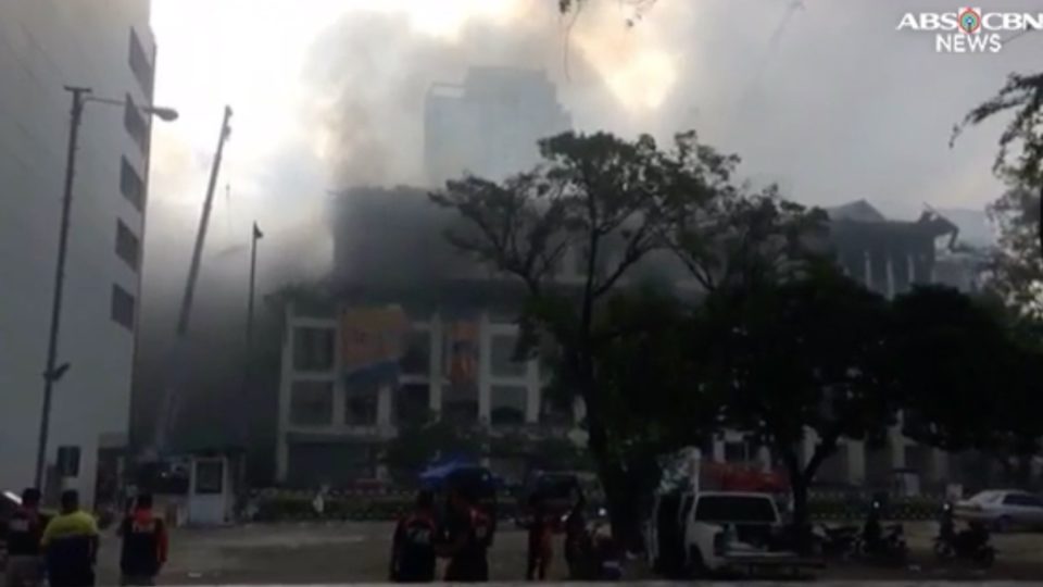 The fire is out but Gaisano Metro Ayala Mall is still engulfed in smoke on Sunday. Screenshot from ABS-CBN News footage