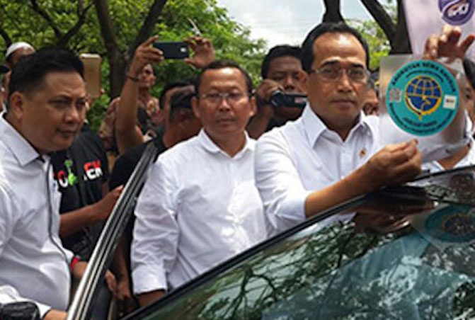 Indonesia’s Transportation Minister Budi Karya Sumadi (Right) showing off a special sticker issued to ride-sharing vehicles in Indonesia. Photo: Kopja PPRI