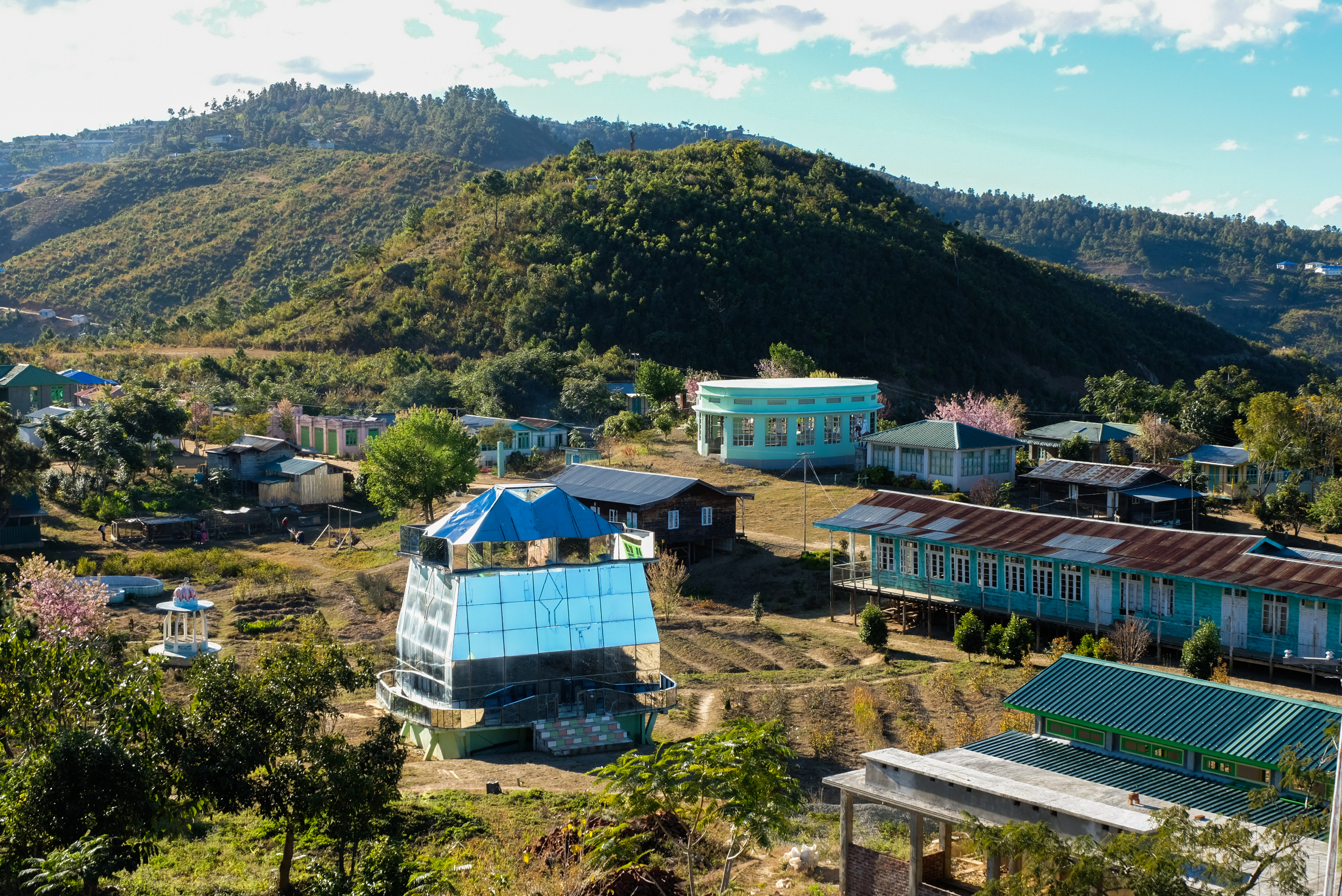 Siansawn with the mirror house