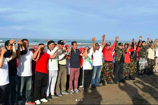 Thousands of Muslims flocked to Bali’s beaches for a mass clean-up effort on Sunday. Photo: Pemkab Badung