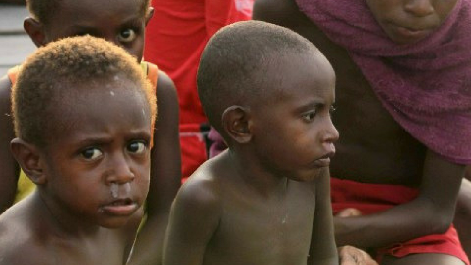 This picture taken on October 11, 2016 shows a group of Papuan children at their village home in Asmat, in a regency in Indonesia’s easternmost province Papua. 
Dozens of toddlers in Indonesia’s easternmost Papua province have died from malnutrition and measles over the past few months, a military spokesman said on January 16, 2018, underscoring a lack of accessible medical care in the remote region. / AFP PHOTO / Yamin MUHAMMAD